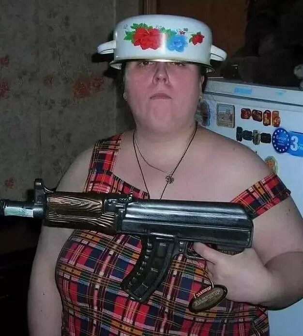 Сувенирное деревяное  кредо и кастрюлька на голове.  фото: картинки  яндекса.