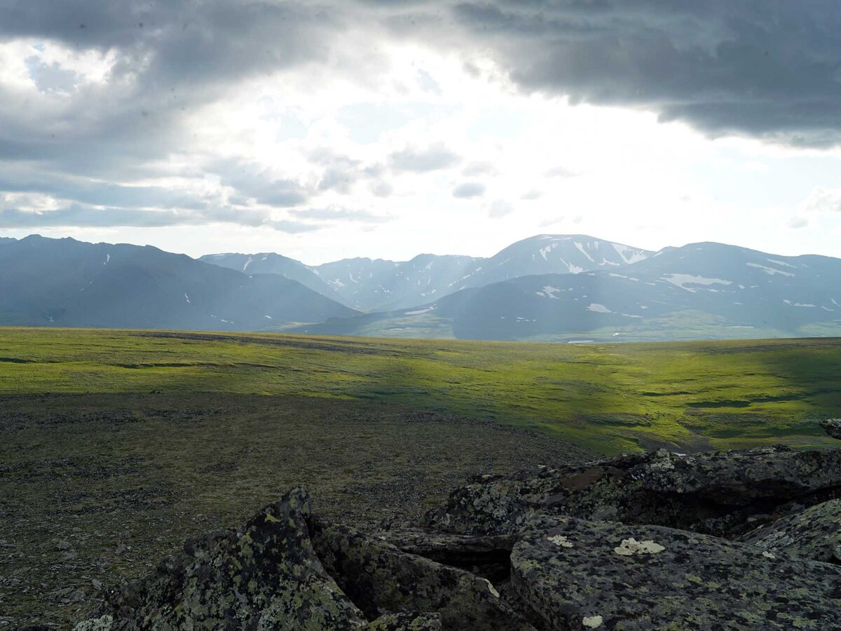 уральские горы приполярный урал. вершины урала. горные хребты приполярного урала. гора народа приполярный урал. вершины урала.
