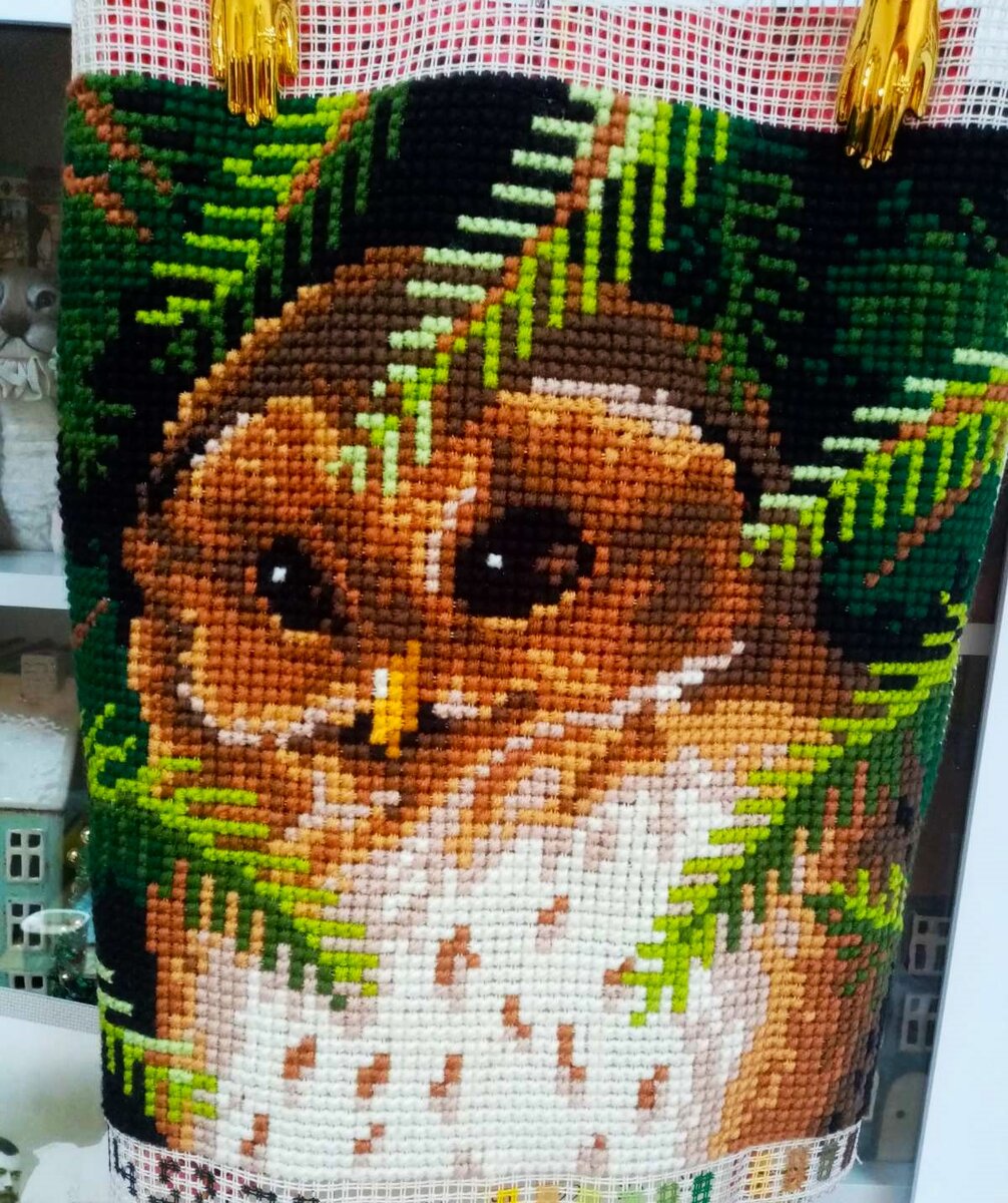 Совушка. В этих двух вышивках мне очень нравится подборка цветовой гаммы. Она очень тёплая и какая-то родная - лесная... Теперь нужно сделать из вышивок наволочки на диванные подушки. Размер обеих вышивок 45 см х 45 см. 