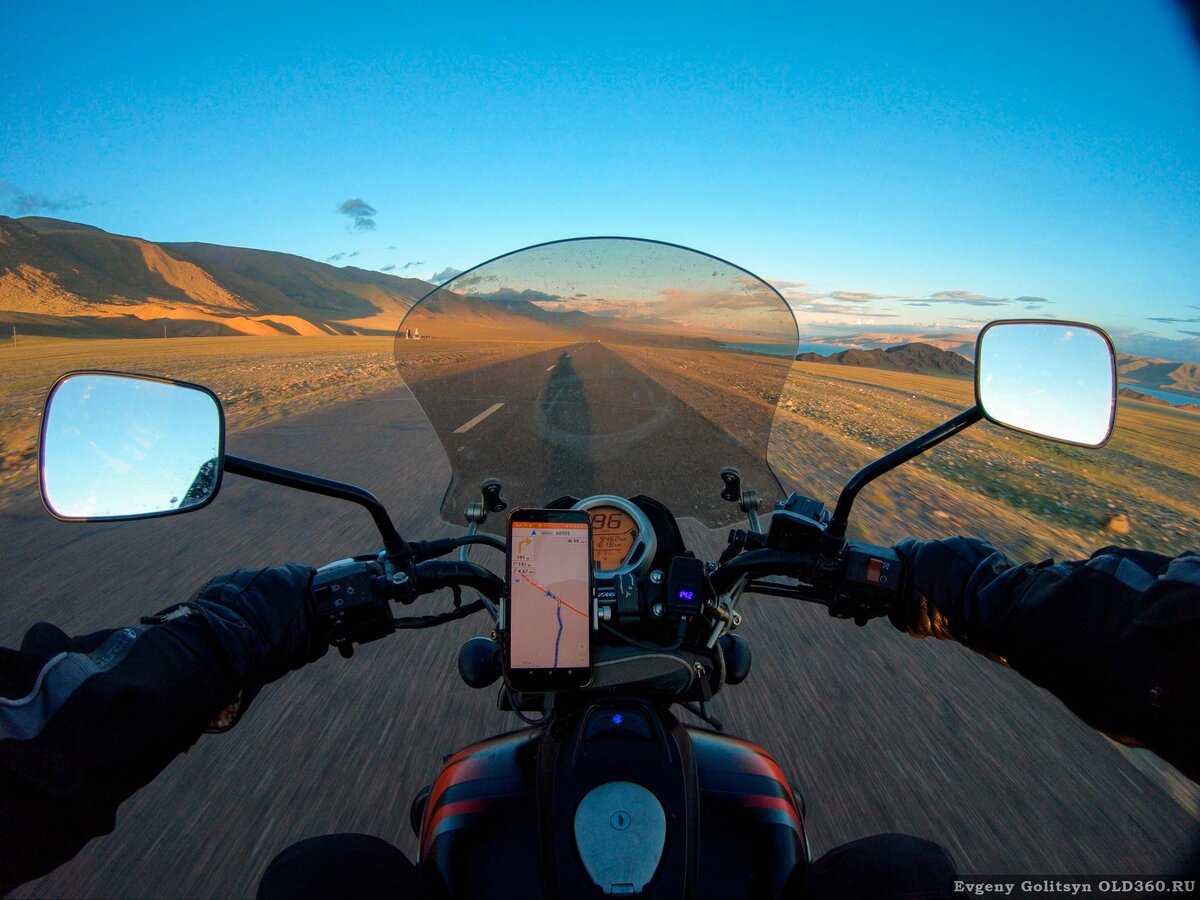 Сама себе полагающееся. Я сама по себе картинки. Сама себе полагающееся. Девушка делает прическу. Люди которые сами себя хвалят.