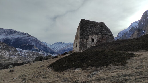гора шпиль крым. тарасовский могильник. мжарский могильник суздаль раскопки. курганы ростовской области раскопки. суздаль курганный могильник «мжарский».