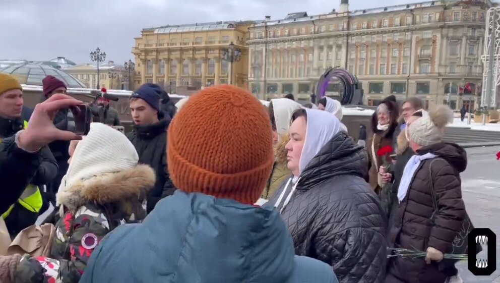 Как стало известно сегодня у стен московского Кремля прошла несанкционированная акция жен мобилизованных Z-бойцов. Сообщается о задержаниях участников акции и журналистов.-3