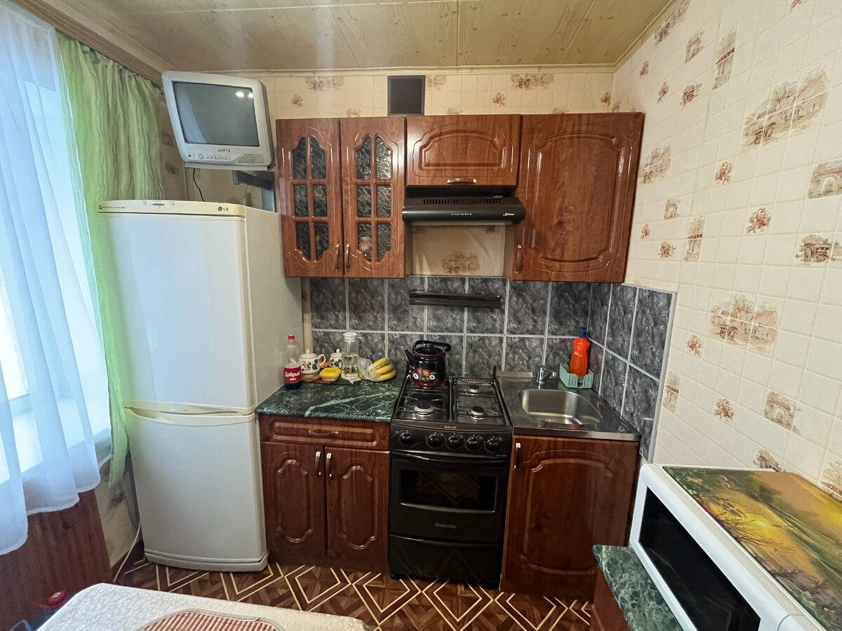 влюбленная пара в горах. романтичный пейзаж. фотосессия в горах. день туризма. туристы в горах.