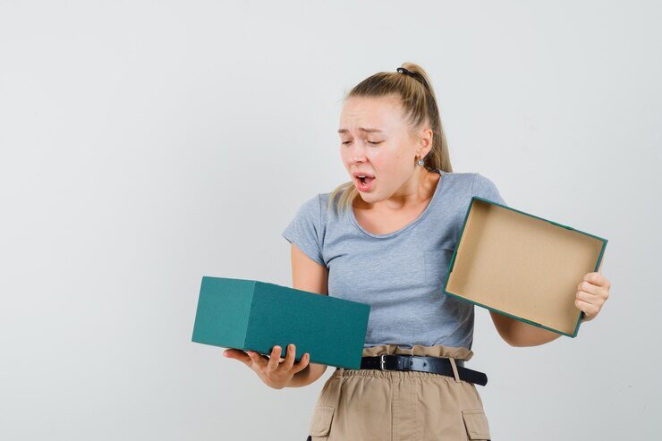 Источник фото: https://ru.freepik.com/free-photo/young-lady-looking-into-present-box-in-t-shirt-and-pants-and-looking-downcast_12560873.htm#query=товар%20с%20недостатками&position=33&from_view=search&track=ais&uuid=07f72a27-41dc-4642-8617-f672b0d64bbb