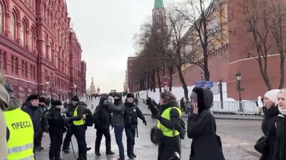 На акции заметней всего пресса