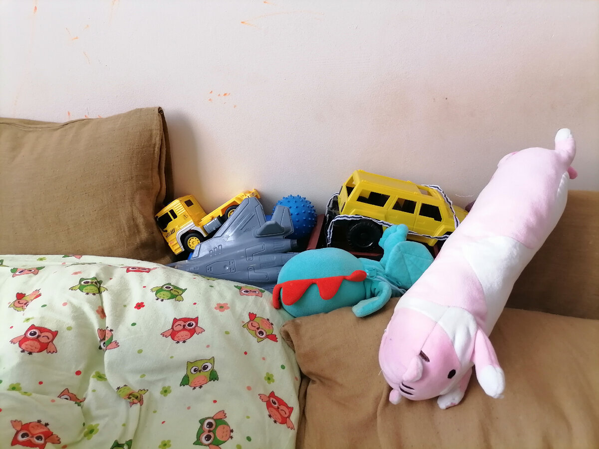 Спали с машинками. Иногда там стоит самокат. 