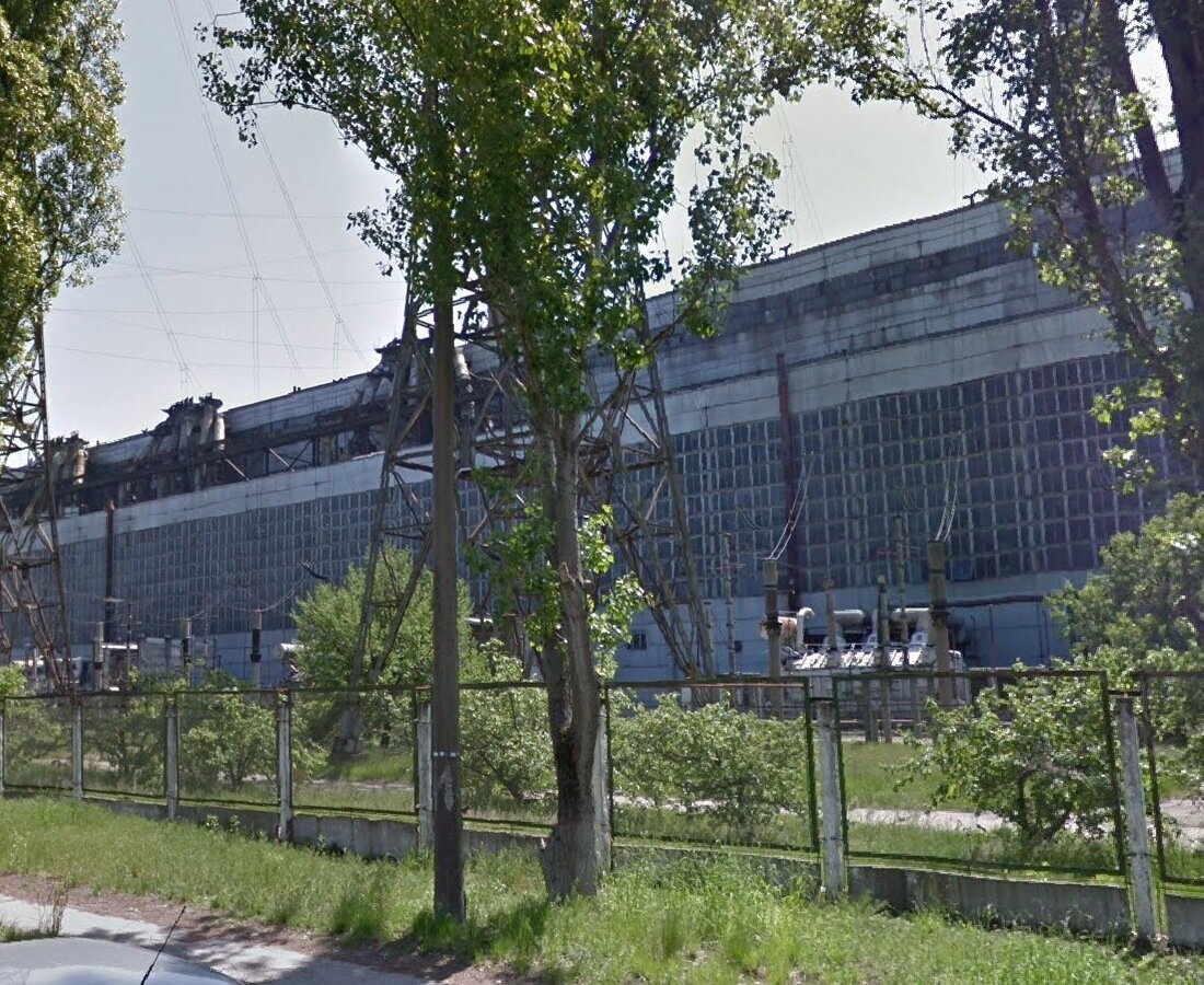 Силовые трансформаторы 330 кВ на Трипольской ТЭС, кадр из гугло-панорам. Слева внизу – крыша едущего мимо легкового автомобиля. Если что - это самая крупная электрогенерация в районе Киева (1,8 ГВт).
