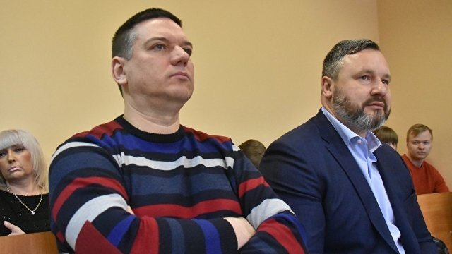 В полосатом свитере подсудимый - адвокат Максим Загорский, источник Яндекс-картинки и Ю-тьюб канал Are U Redkin ?