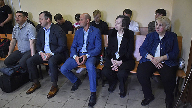на фото слева Максим Загорский уже с вещами. Понимает, что после оглашения приговора он поедет в тюрьму. Источник Яндекс-картинки