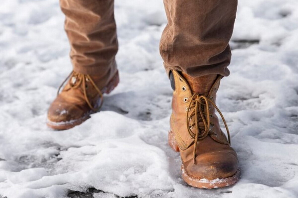 Кашпо башмачок. Цветочный горшок из старого ботинка. Башмаки. Живая обувь. Время в башмаке.