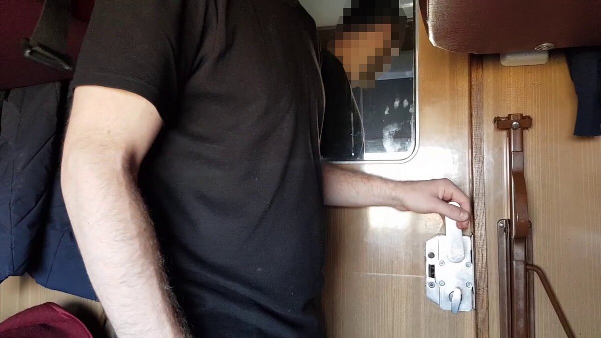 девушки в поезде с мужчиной. девушки в поезде с мужчиной. мужчина в поезде. парочка в поезде. девушки в поезде с мужчиной.