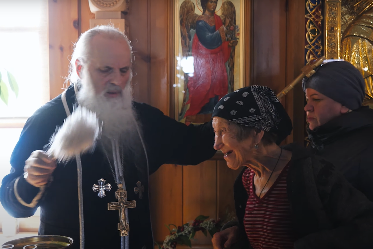 Женщина сквернословит, ее корежит во время отчитки. Фото: Дмитрий КАБАНОВ