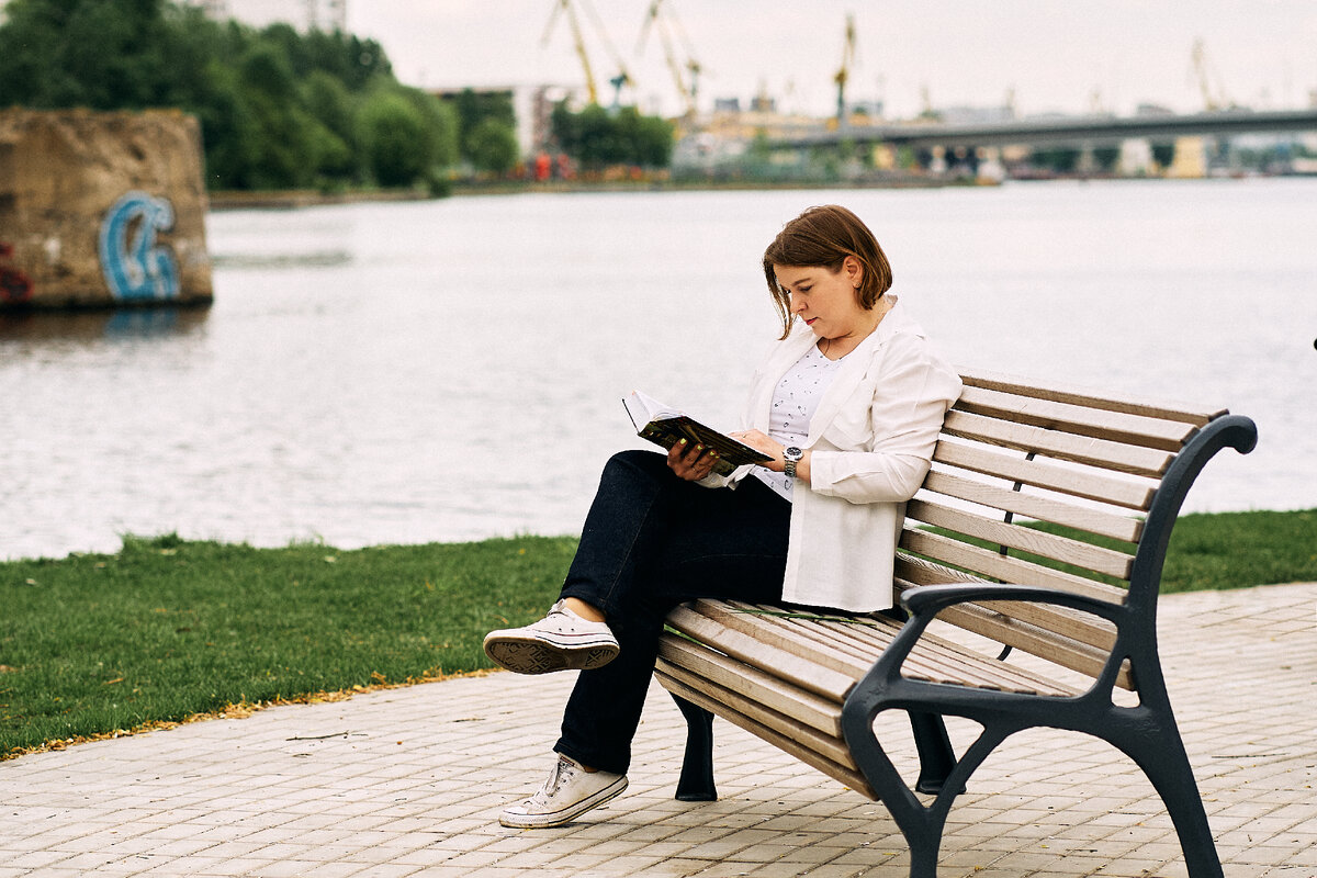 Всем привет! Меня зовут Елена Сокол и я логопед-практик. Я помогаю обычным мамам из нашей с вами жизни заниматься со своими детьми самостоятельно.