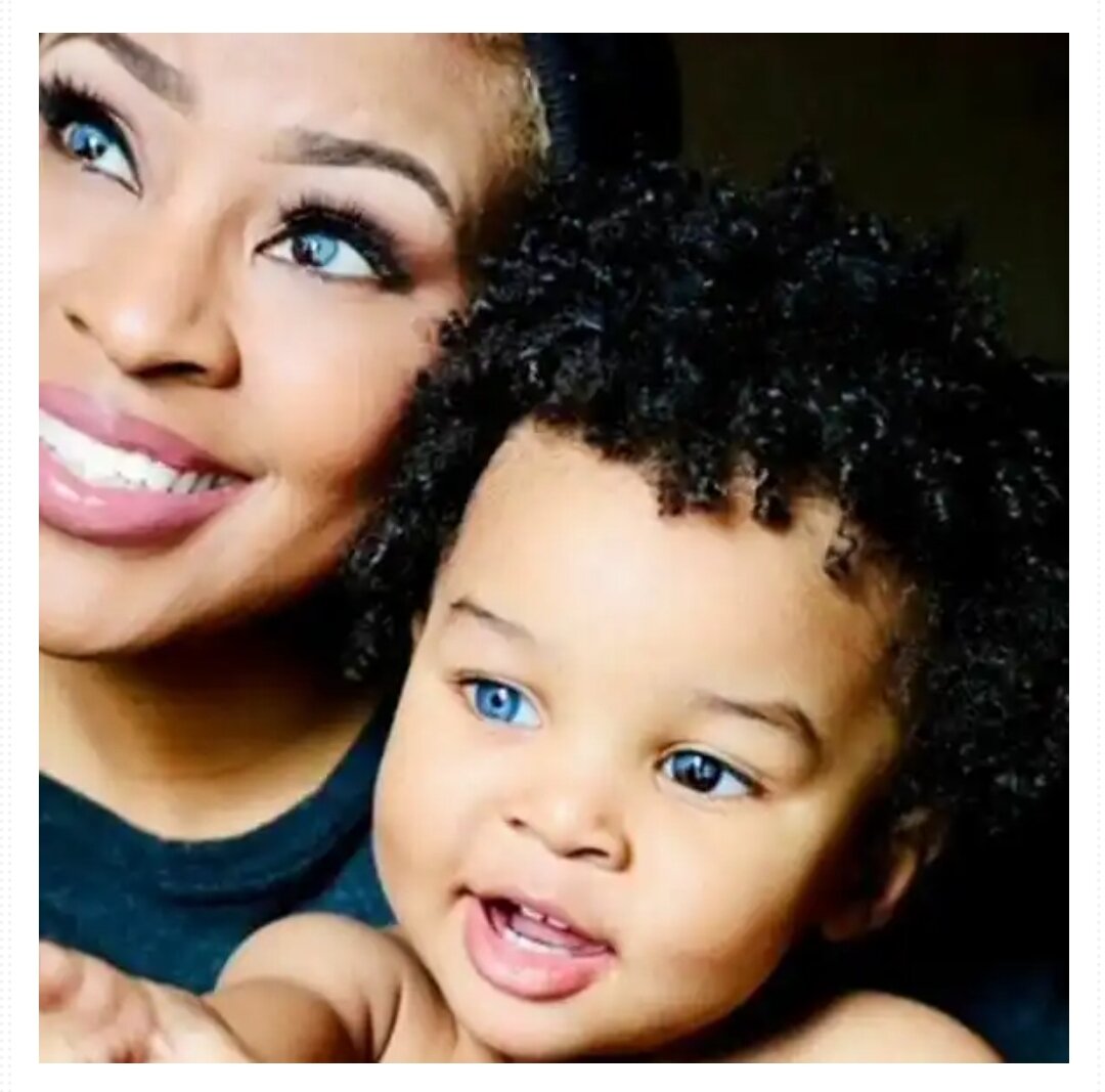 Это состояние, при котором у человека каждый глаз имеет разный цвет. В данном случае и у матери, и у сына сенсационные сочетания темных и ледяных цветов. Мы могли бы провести целую вечность, просто глядя им в глаза, чтобы увидеть, как слились их завораживающие радужки. Этот малыш также унаследовал душевную улыбку своей матери.