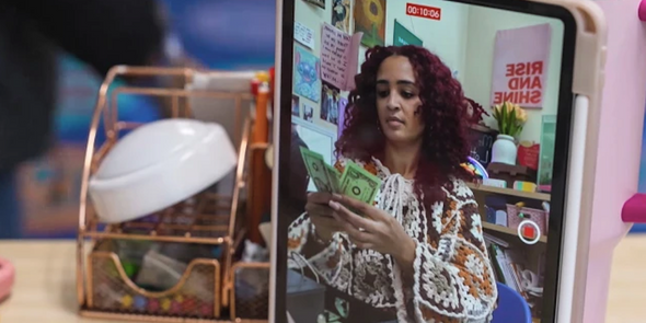 дети за партой. ученики решили отремонтировать 36 парт за неделю. ученики в школе. ребята отремонтировали 4 парты что составило 1/21 часть всех парт. школьники за партой.