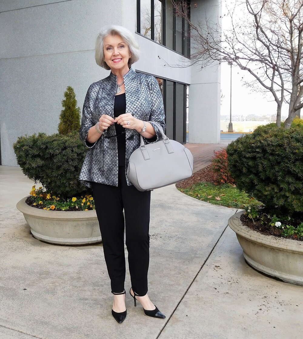 украшения для женщин 50+. одежда которая старит. верхняя одежда которая старит. наряд который старит. одежда которая не старит.