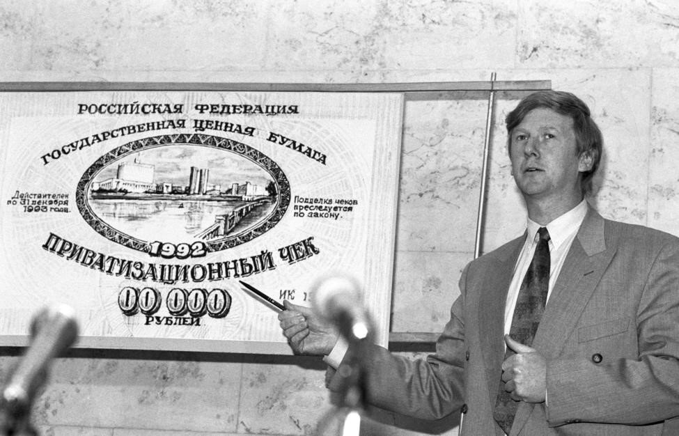 Председатель Госкомимущества Анатолий Чубайс на пресс-конференции "Народная приватизация: акции, чеки", 1992 год