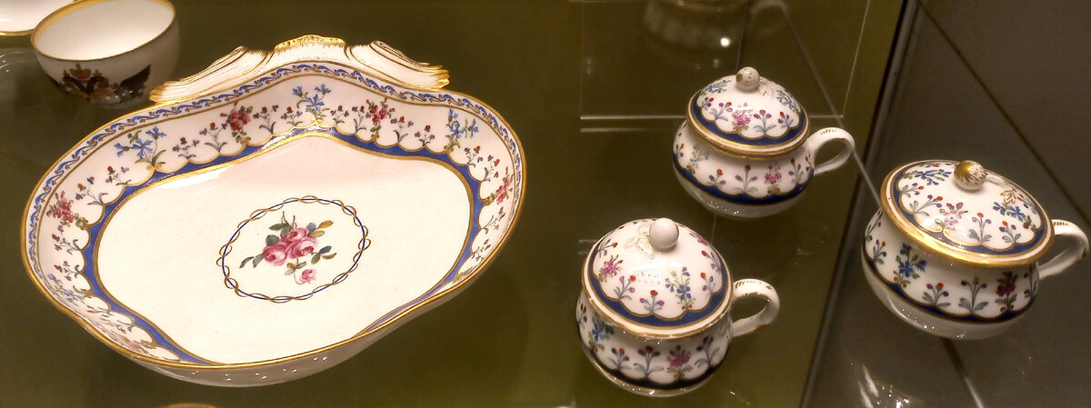Севр. Предметы из сервиза "Сад".