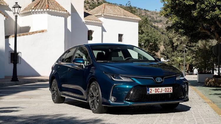  В 1966 году компания выпустила автомобиль, который стал визитной карточкой японской компании на многие годы, — он носил название Corolla. Первое поколение автомобилей Corolla оснащалось двигателями объемом 1,1 л. и заднеприводной системой. До 1997 года этот автомобиль оставался самым продаваемым в мире. К середине 2000-х годов объем продаж автомобилей Corolla превысил 28 000 000