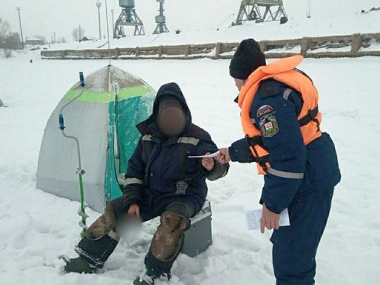 ледовый городок уфа. щит изо льда. советская площадь уфа зима 2022. Z8 ultra led лампы. ледяной городок в уфе.
