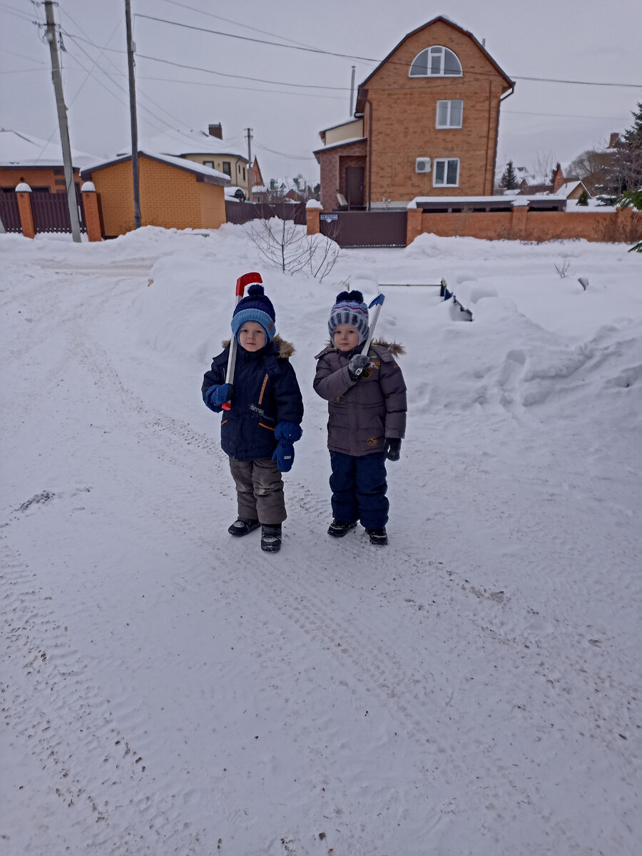 Дети играют в хоккей 