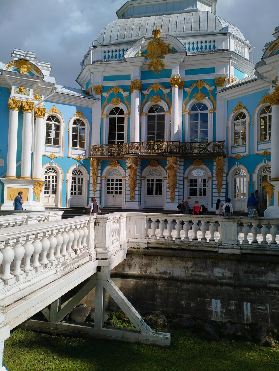 санкт-петербург теплоход по реке неве. туры в петербург 2023. двухпалубный теплоход спб. дворцовая площадь в санкт-петербурге. новогодний питер.