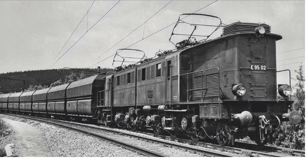 В конце 1920-х гг. облик современного грузового железнодорожного транспорта формировали четырехосные угольные хопперы. Составы с такими вагонами перевозили каменный уголь между шахтами и электростанциями, используя тяжелые электровозы, такие как E 95. Электрификация сети Нижней Силезии Deutsche Reichsbahn-Gesellschaft (DRG) задала стандарты в этой области.