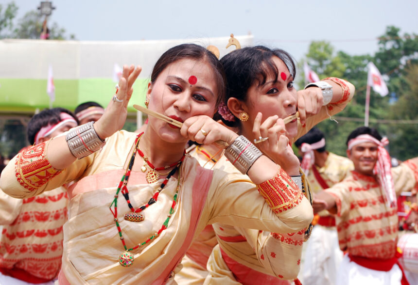 Биху — один из самых популярных фестивалей в Ассаме, на котром в том числе исполняются классические индийские танцы. Фото: adventurerivercruises.com