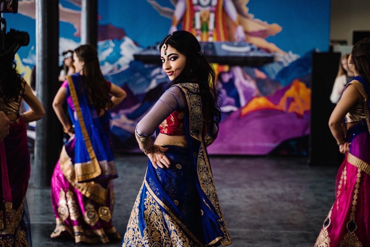 В гостях у портала «Индия свами» Рози Агарвал — солистка и хореограф индийских танцев, организатор шоу в индийском стиле, специалист по традиционному индийскому костюму и сари.-1-2