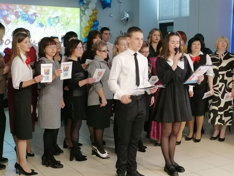    В День встречи выпускников Кувандыкская школа №5 отметила вековой юбилей Марина Шарт