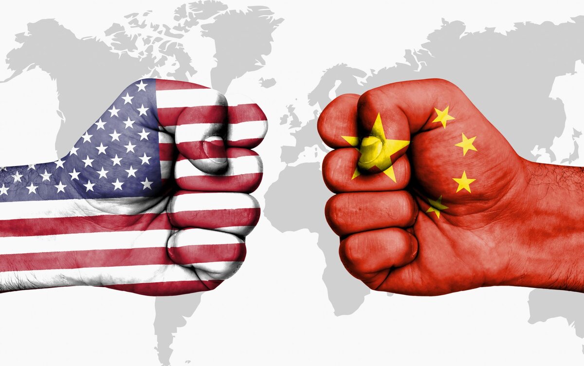 Китай и США: конкуренция или сотрудничество?

Китай и США продолжают быть двумя самыми влиятельными и мощными державами в мире, но их отношения характеризуются растущим напряжением и противоречием. С одной стороны, обе страны заинтересованы в поддержании стабильности и безопасности в мире, а также в решении глобальных проблем, таких как изменение климата, распространение ядерного оружия, терроризм и пандемия. С другой стороны, Китай и США конкурируют за лидерство и влияние в разных регионах, особенно в Азии-Тихоокеанском регионе, а также в сферах торговли, технологий, идеологии и ценностей. В 2024 году Китай и США столкнутся с рядом сложных вопросов, таких как ситуация на Тайване, санкции и тарифы, кибератаки и шпионаж, права человека и демократия, а также роль международных организаций и норм. Как Китай и США будут управлять своими разногласиями и искать общие интересы, будет иметь большое значение для будущего мировой политики.
