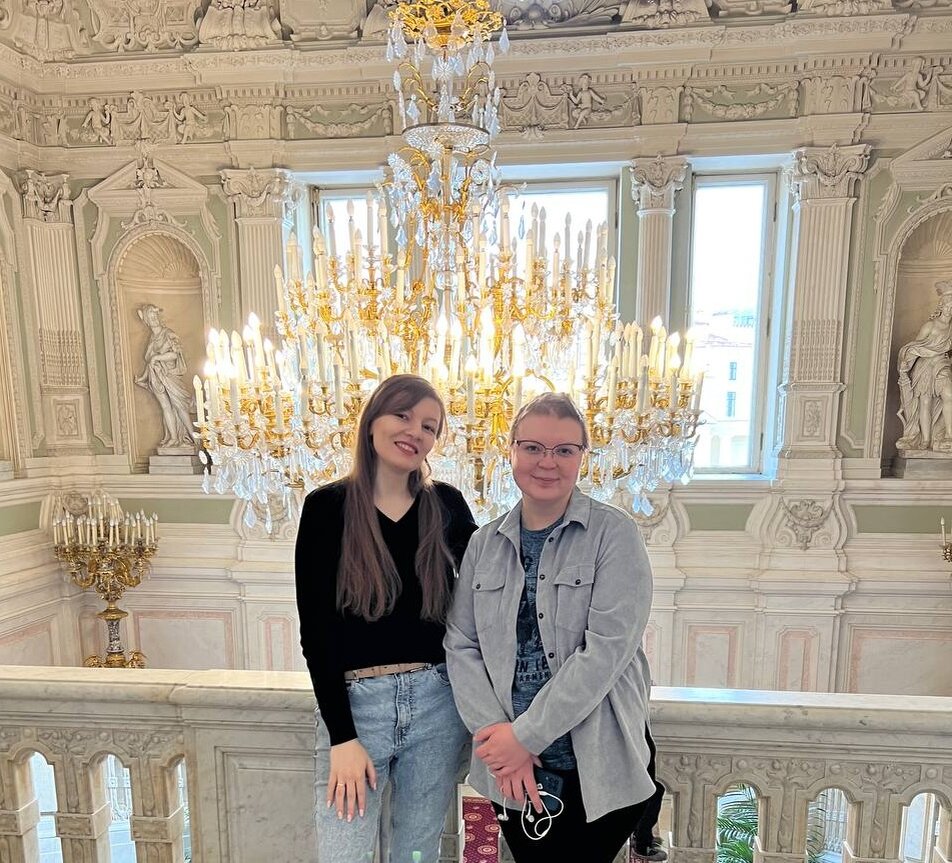 Это Рада приезжала на ПЭТ КТ и мы ходили в Юсуповский дворец. Надеюсь, что и у меня отрастут волосы хотя бы до каре :) А пока имеем то, что имеем.