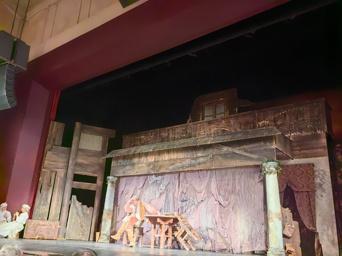 Тот самый театр, тот самый актёр. Фото снято до третьего звонка, пока собираются зрители