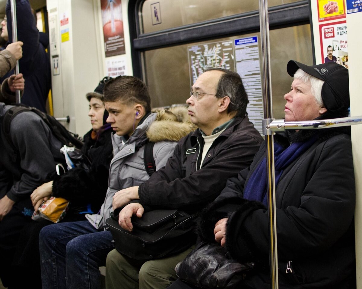 Чел в метро. Люди в общественном транспорте. Люди в метро. Люди сидят в общественном транспорте. Люди в общественных местах.