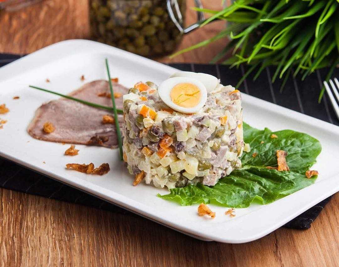 салат с курицей и горошком и огурцом. салат леди с курицей и огурцом. салат с мясом и горошком. салат с курицей горошком яйцом и сыром. салат с куриной грудкой и горошком.