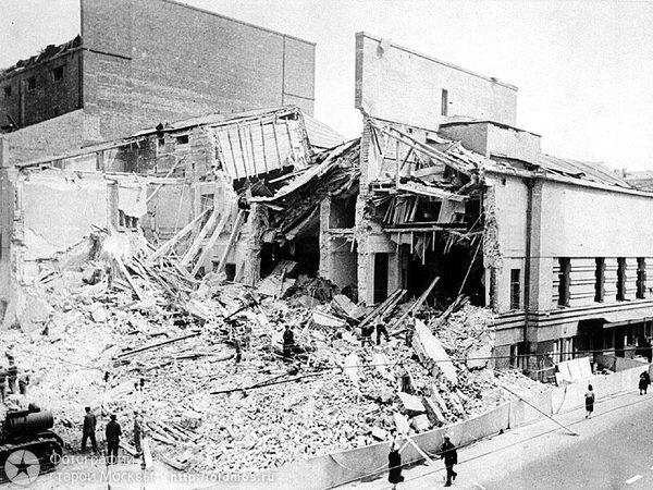 1941. Снаряд попал в здание театра 