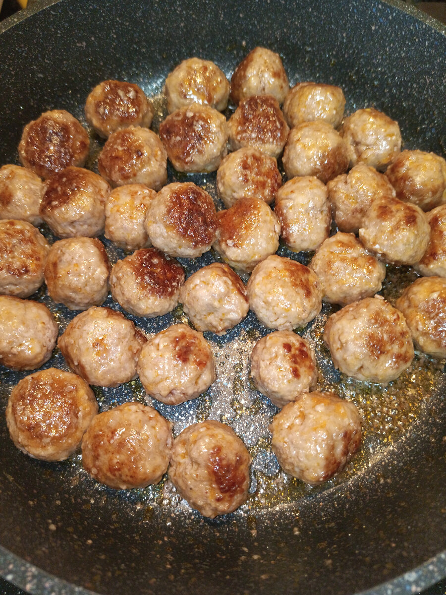 рыбная котлета в панировочных сухарях. биточки с сыром из индейки. котлетки в панировке на сковороде. зразы рыбные рубленные. котлеты в панировочных сухарях на сковороде.