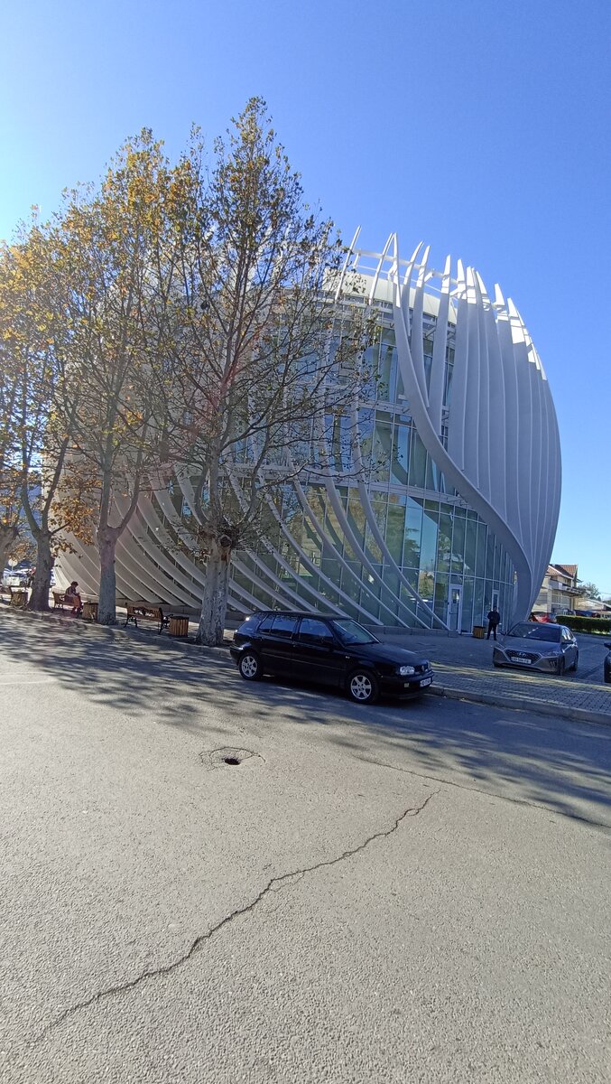 Дом Юстиции в Гори. Дома Юстиции в Грузии, на мой взгляд, имеют весьма причудливую и оригинальную архитектуру. Кстати, именно от этого места отправляются маршрутки до Тбилиси (конечная остановка в Гори).