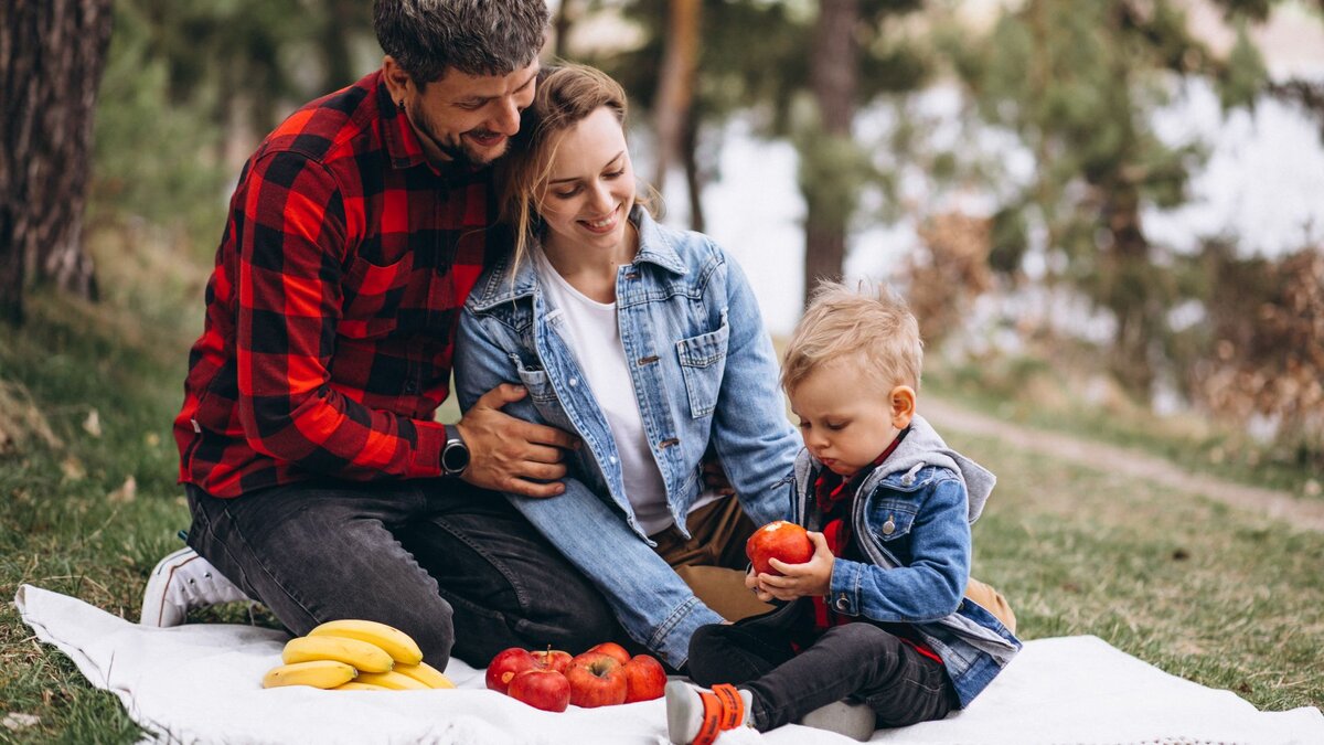 родители заняты работой. мама торопит ребенка. женщина с ребенком за компьютером. родители школьников. мама в декрете.