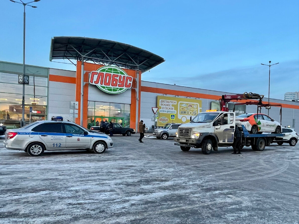 Типичная ситуация у одного из гипермаркетов. Замечу - свободных мест для парковки инвалидов более чем достаточно