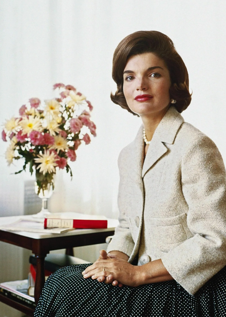 обзывали некрасивой. страшные некрасивые девушки. страшные одноклассницы. иранка похожая на анджелина джоли. сванти паулина инстаграм.