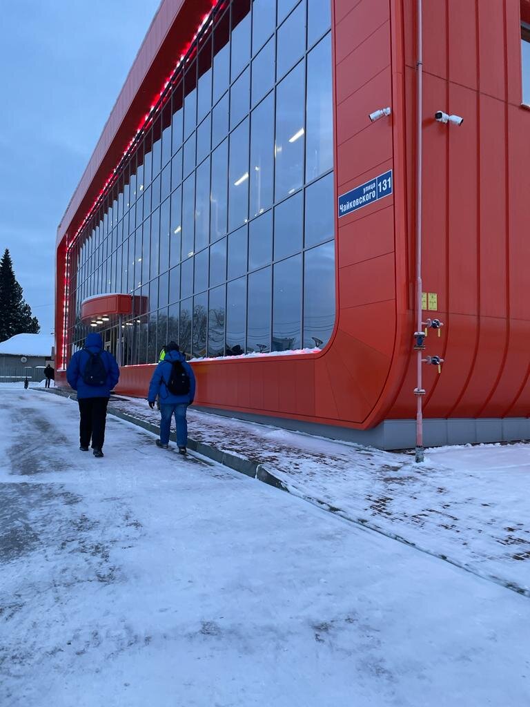 Фотография фасада офисного здания сети магазинов «Красное и Белое» в г.Челябинске сделанная Доверителем в начале 2022г. 