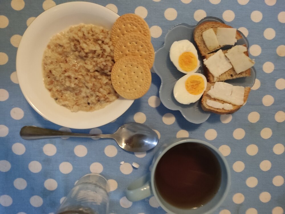 Гречневая каша, несладкий  чай, яичко и стандартный бутерброд (30гр) с салом (15гр), которое нужно для эластичности сосудов. Печенье осталось для перекуса на работе.