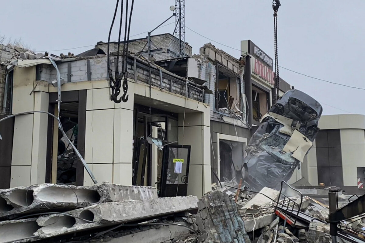 Последствия обстрела пекарни в Лисичанске