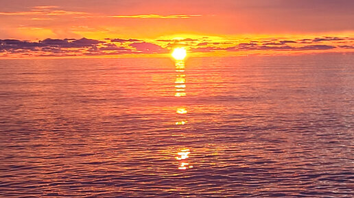 Проводить закат. Свет солнца. Уходящая в даль. Усталое солнце уходит на покой за горизонт. Усталое солнце уходит на покой за горизонт.