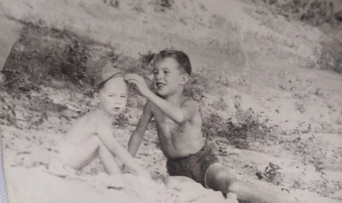 Мы с братом. (я справа)