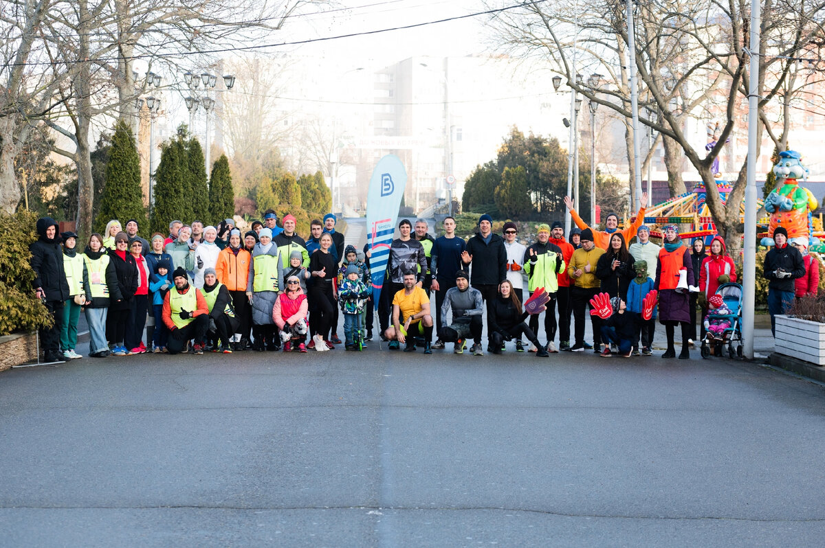 Фото перед стартом. 5 вёрст солнечный остров Краснодар. Да вам не показалось и дети и мамы с колясками тут тоже бегут, приобщая юное поколение к спорту☺