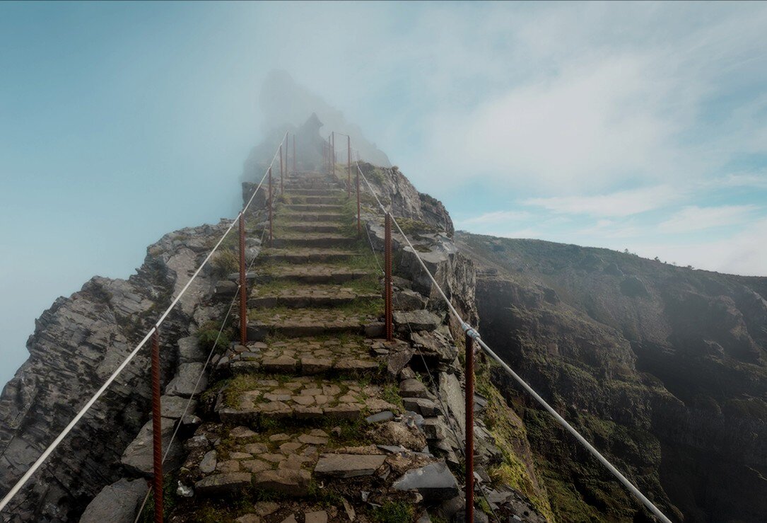 Поднимается снизу вверх. Мадейра пик Арейру. Таганай лестница. Таганай лестница в гору. Лестница в Португалии Форосская.