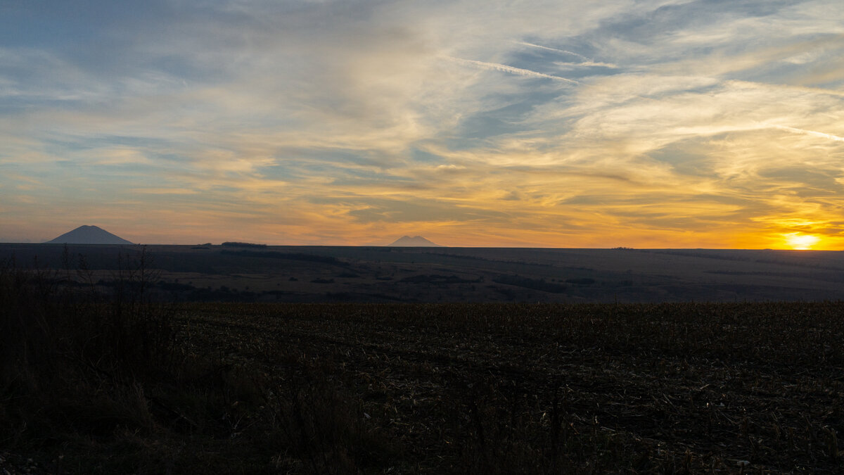 Панорама из окрестностей Пятигорска. Слева гора Джуца, справа вершины Эльбруса (фото автора)