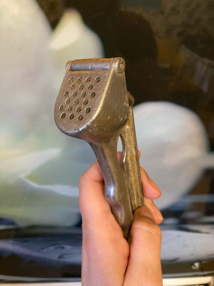 Бизнесмен с деньгами. Человек магнит для денег. Реклама стоит денег. Реклама стоит денег. Человек с деньгами.